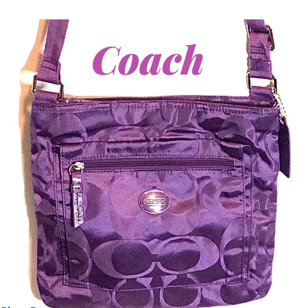 Adorable purple Coach crossover purse 🎀